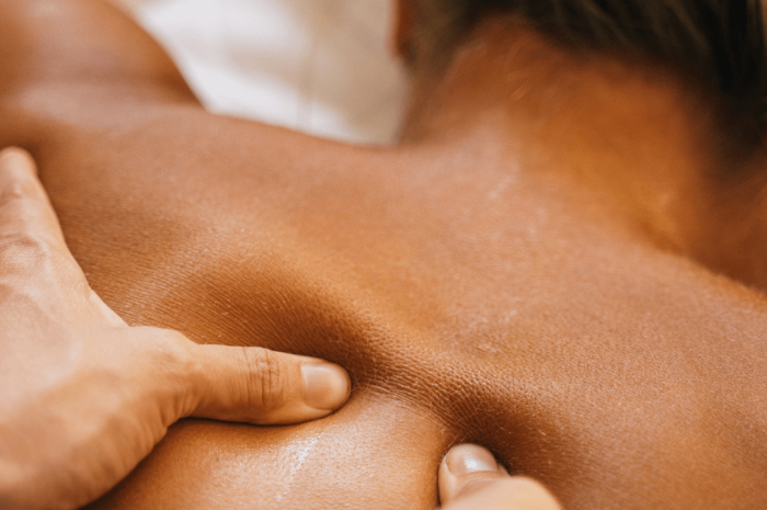Personne recevant Massage dos relaxant energetique a l'huile